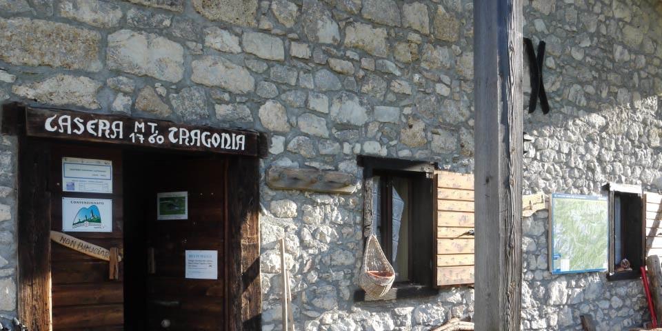 Eingang der Casera Tragonia - <p>Auch wenn die Almgebäude der Casera Tartoi und Tragonia massiv gebaut sind, brauchen sie regelmäßige Bewirtschaftung und Pflege.</p>