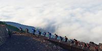 Pilgernde Menschenkette am heiligen Berg. Foto: Norbert Eisele-Hein