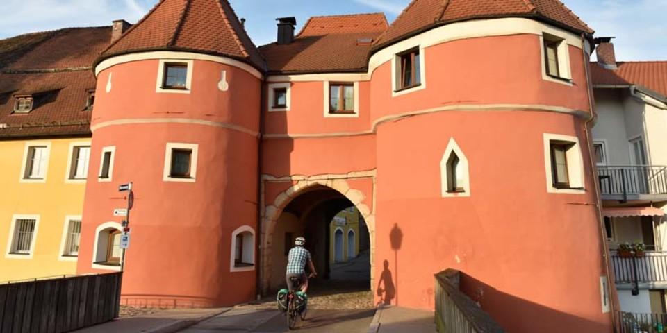 Mit dem Rad durch den Bayerischen Wald - Auch in Bayern findet man historische Stadttore und Fachwerkbauten. Foto: Thorsten Brönner