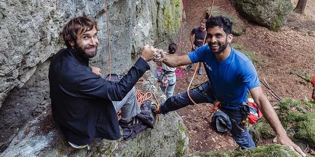 Klettern mit den Weltstars, wie 2019 mit Chris Sharma (l.). Foto: Petzl.