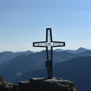 Zum Tristkogel-Gipfelkreuz-Rundumblick muss man ein paar Meter im Fels aufsteigen. Foto: Andi Dick