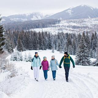 Winterwandern-Familie-AdobeStock