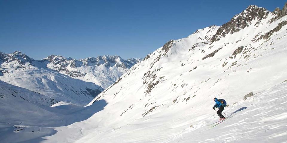 Nach dem Abfahrts-Auftakt vom Pizzo Lucendro (2692 m) beendet ein kurzer Gegenanstieg zur Rotondo-Hütte die erste Etappe. Foto: Powerpress.ch