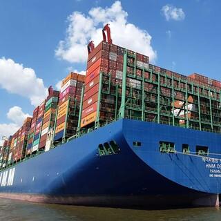 Containerschiff im Hamburger Hafen, Foto: JDAV/ Britta Zwiehoff