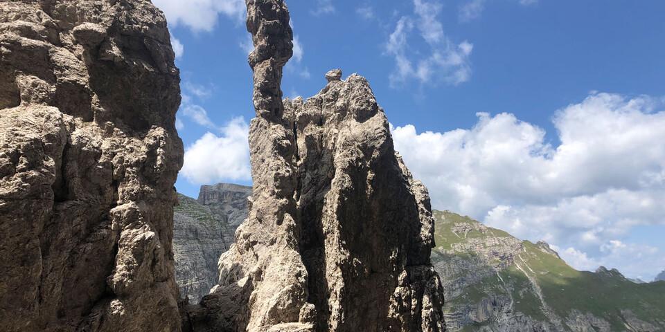 Vor lauter Staunen über die spektakulären Felsformationen kann man an der Puezscharte schon mal die Orientierung verlieren. Foto: Nadine Regel