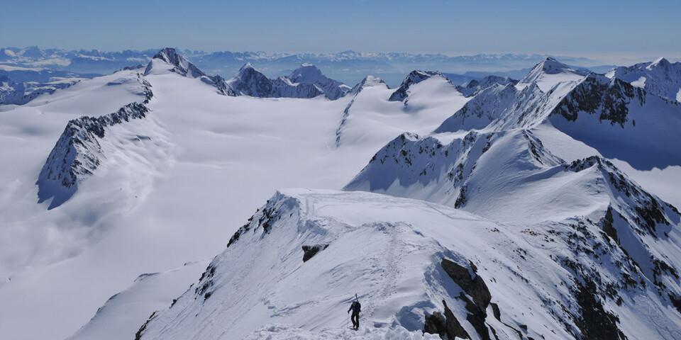 Blick vom Schalfkogel über die Hohe Wilde (links) und die Texelgruppe in die Dolomiten. Foto: Stefan Herbke