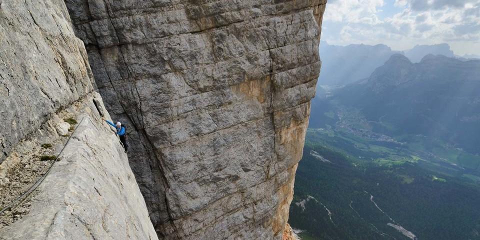 Dolomiten-Legende: Auch wer die Messnerplatte auf der Mariachervariante umgeht, kann am Heiligkreuzkofel-„Mittelpfeiler“ etwas erleben. Foto: Ralf Gantzhorn