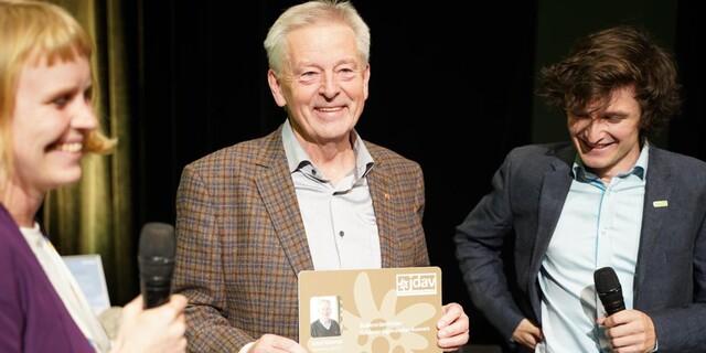 Hanna und Simon bei der Verleihung des Ausweises an Josef Klenner, Foto: DAV/Christine Frühholz