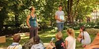 Piotr begrüßt die Kinder zur interaktiven Berge!-Buch Lesung, Foto: JDAV/Britta Zwiehoff