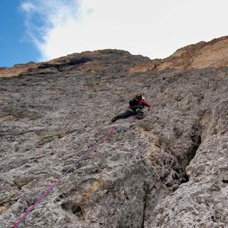 Dolomiten – was für ein Fels! Unglaublich fest und griffig ist der „Buhlriss“ an der Cima Canali; und nur gelegentlich Risskletterei. Foto: Ralf Gantzhorn