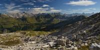 Von der Karstfläche des Koblat hat man eine fantastische Aussicht auf den Hauptkamm der Allgäuer Alpen (links der markante Hochvogel). Foto: Friedrich Stettmayer