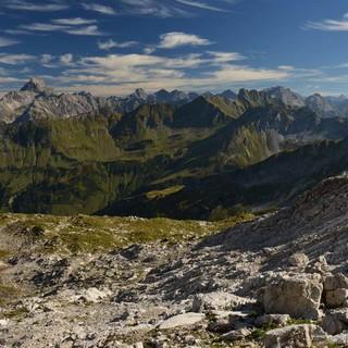 Von der Karstfläche des Koblat hat man eine fantastische Aussicht auf den Hauptkamm der Allgäuer Alpen (links der markante Hochvogel). Foto: Friedrich Stettmayer