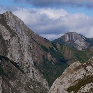 Bizarr geschichtete Berge über dem Valle Somiedo. Foto: Antes & Antes