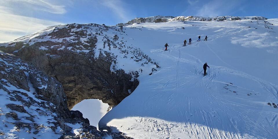 Das Rund Loch im Aufstieg vom Fisetenpass zum Gemsfairenstock – eine einzigartige Passage mit ungewohntem Ein- und Ausblick. Foto: Christine Kopp