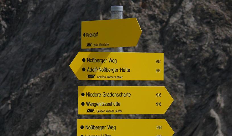 Wegweiser am Wiener Höhenweg - Gut beschildert sind die Etappen des Wiener Höhenweges – anspruchsvoll bleiben sie.