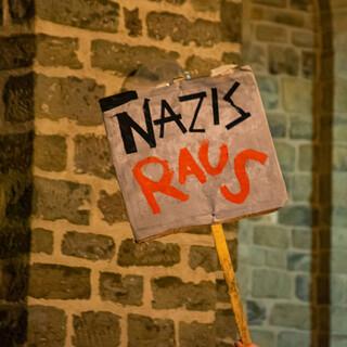 Plakat mit der Aufschrift "Nazis raus", Foto: JDAV/Adobe Stock