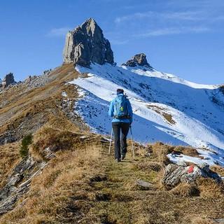 Die Lobhörner sind ein Ziel für Kletterer; Wanderer fasziniert ihr kantiger Anblick – und der erste Herbstschnee stört niemanden. Foto: Bernd Jung