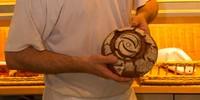 Bäcker Amadeo Arnold backt in 5. Generation das berühmte Roggenbrot in Simplon Dorf. Foto: Iris Kürschner