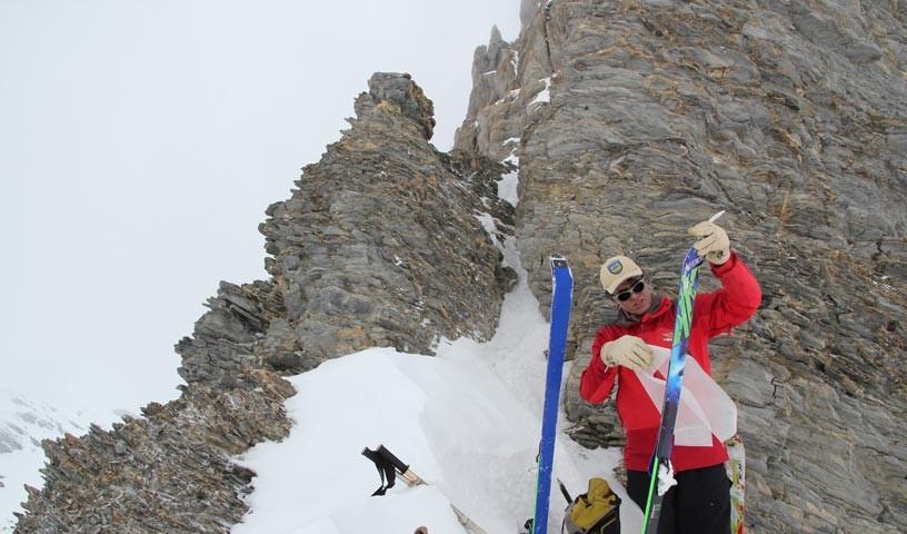 Am Monte Enciastraia - Alpinistenfreuden: Am Monte Enciastraia weht der Wind die Felle vom Ski.