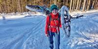 Zu Fuß, mit Schlitten, auf Schneeschuhen, Touren- und Langlaufskiern – und sogar mit dem Bike: Am Großen Falkenstein treffen viele Wintersportfreunde zusammen.