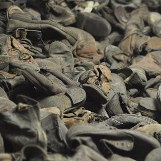 Museum Auschwitz: gesammlte Schuhe der Opfer; (c) Jonas Freihart