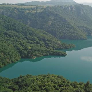 Der Pivsko jezero ist der größte Stausee Montenegros. Foto: Thorsten Brönner