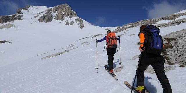 Kurz vor dem Gipfel wartet eine beeindruckende Felskulisse auf die Skitourengeher. Foto: Stefan Herbke