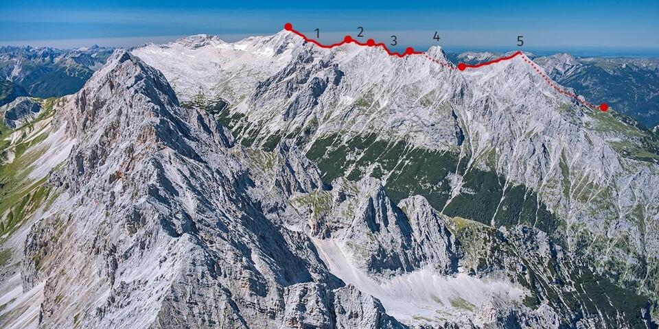 Wettersteingebirge mit Jubiläumsgrat und eingezeichneter Route mit Teilstücken, Foto: Jörg Bodenbender