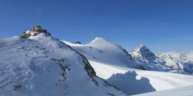 Die Planurahütte liegt markant auf einer kleinen Erhebung inmitten großer, weiter Gletscherflächen. Foto: Christine Kopp