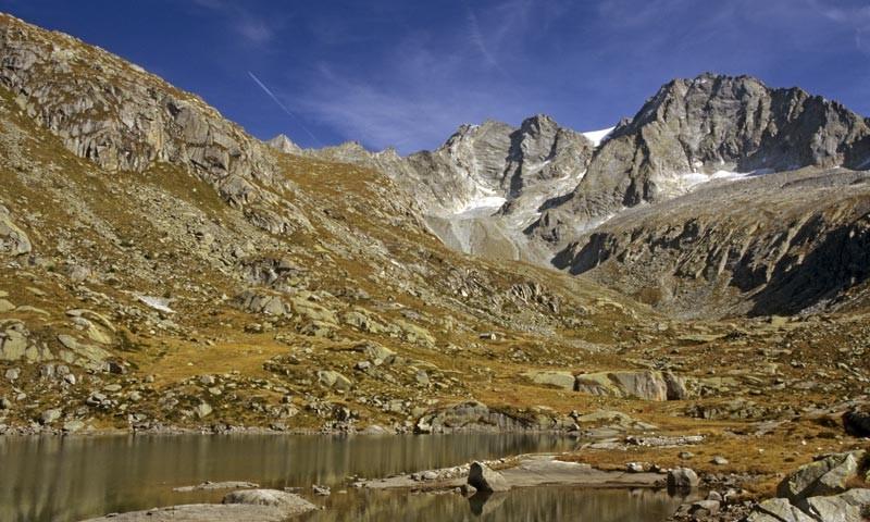 Lago Miller - 4. Etappe: Der Lago Miller im gleichnamigen Tal wird überragt von den Südwänden der Cima di Laghetto (3365m) und des Corno Miller (3373m).