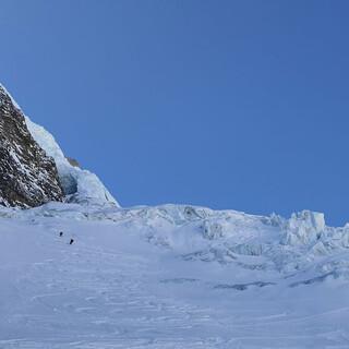 In der Abfahrt vom Tödi kann man manchmal, wenn der Gletscher gut eingeschneit ist, eine Variante links (von unten gesehen) des zweiten Gletscherabbruchs befahren – beeindruckend! Foto: Christine Kopp