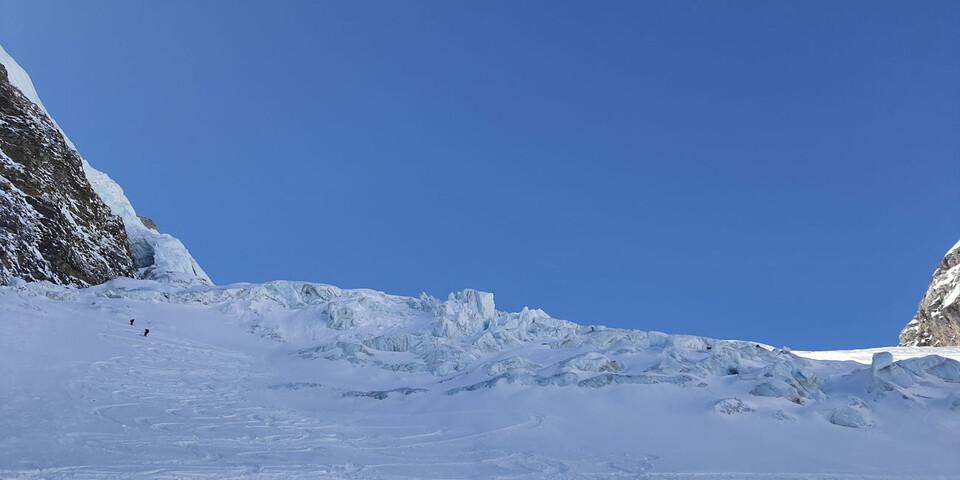 In der Abfahrt vom Tödi kann man manchmal, wenn der Gletscher gut eingeschneit ist, eine Variante links (von unten gesehen) des zweiten Gletscherabbruchs befahren – beeindruckend! Foto: Christine Kopp
