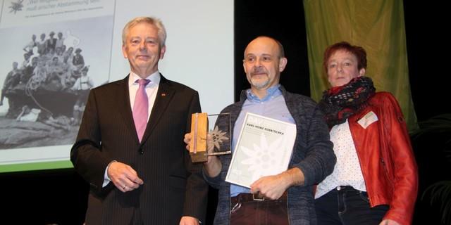 v.l.n.r.: Präsident Josef Klenner, Preisträger Karl-Heinz Kubatschka und Vizepräsidentin Melanie Grimm 