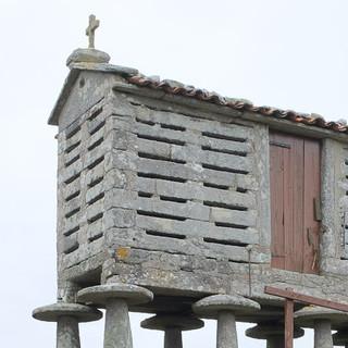 Charakteristisch für Galicien sind die alten Kornspeicher auf Stelzen. Foto: Eberhard Neubronner