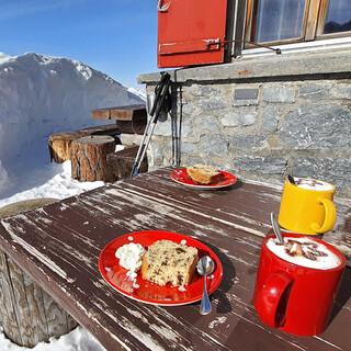 Kaffee mit Herz und Kuchen mit Liebe vor der architektonisch interessanten und schön gelegenen Planurahütte. Foto: Christine Kopp