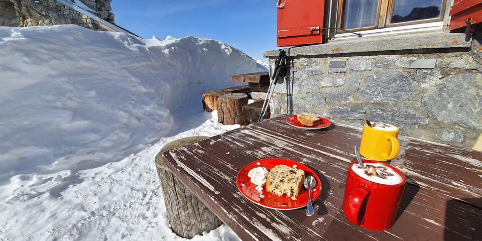 Kaffee mit Herz und Kuchen mit Liebe vor der architektonisch interessanten und schön gelegenen Planurahütte. Foto: Christine Kopp