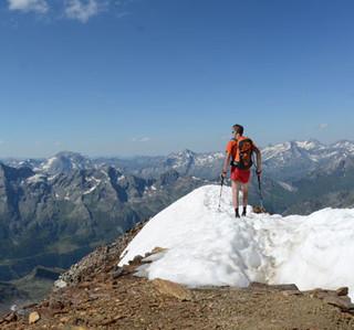 Auf dem Schneebigen Nock - Panoramafrage: Wer kennt die Gipfel, nennt die Namen? Blick vom Schneebigen Nock übers Ahrntal auf die Zillertaler.