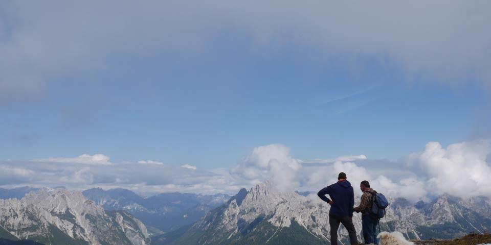 Blick auf die Karnischen Alpen - <p>Vom Grat oberhalb der „Busas di Tiàrfin“ öffnet sich ein sehenswertes Panorama auf die Karnischen Alpen.</p>