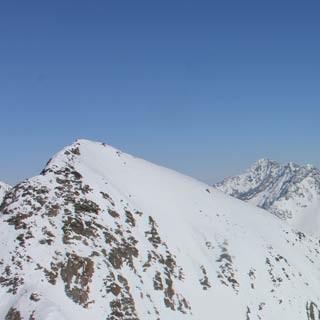 Am Gipfelgrat - Rückschau: Am Gipfelgrat des Hochschober, mit Blick auf die durchquerte, einsame Region
