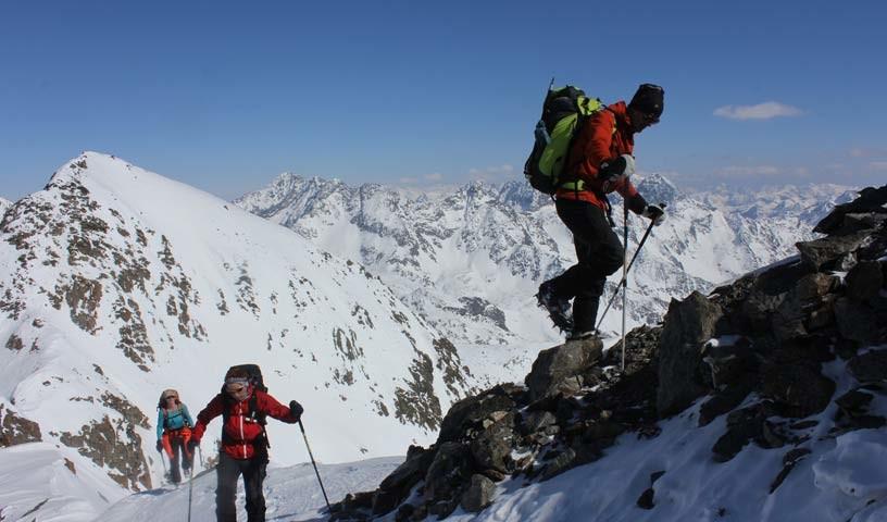 Am Gipfelgrat - Rückschau: Am Gipfelgrat des Hochschober, mit Blick auf die durchquerte, einsame Region