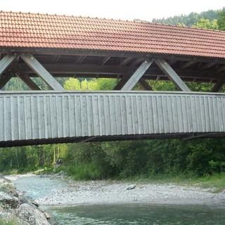 Über diese Brücke in Hinterstein geht es zum Kutschenmuseum. Foto: Gaby Funk