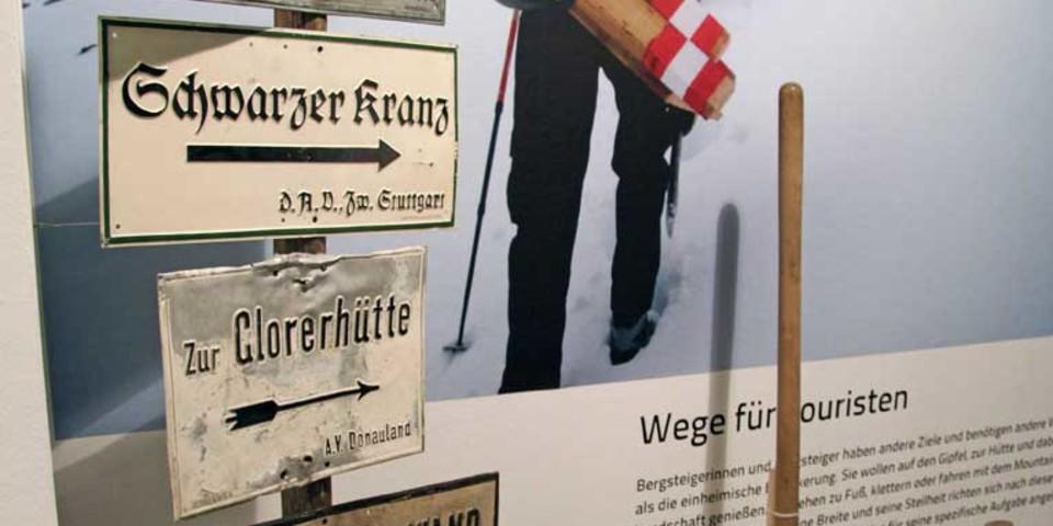 Keine Hütten ohne Wege: Wegweiser der Alpenvereinssektionen. Foto: Christine Frühholz