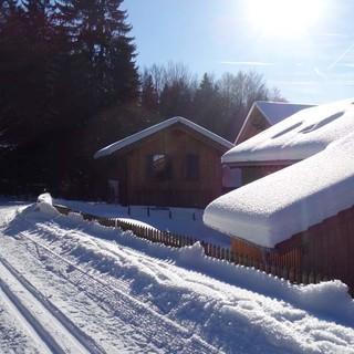 Bei guter Schneelage lockt das gepflegte Loipennetz im kleinen Ort Zwieslerwaldhaus auf die schmalen Skier. Foto: Joachim Chwaszcza