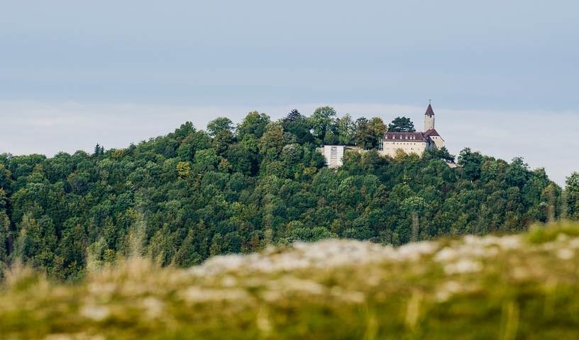 Burg Teck - Wächter des Albtraufs: Bei der Burg Teck, hier gesehen vom Breitenstein, führt die Autobahn über den Aichelberg den Albtrauf hinauf – ins Land der Felsen.
