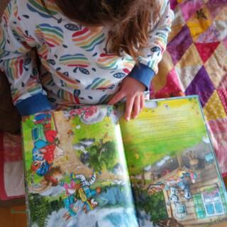 "Ixi und die Gipfelstürmer"-Buch in Kinderhänden, Foto: Alexandra Grainer