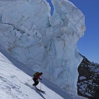 Am Anungletscher führt die Abfahrt direkt durch einen Gletscherbruch. Foto: Stefan Herbke