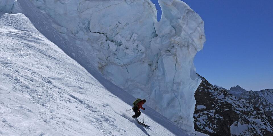 Am Anungletscher führt die Abfahrt direkt durch einen Gletscherbruch. Foto: Stefan Herbke