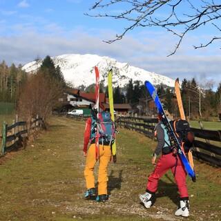 Auch am Tannheimer Talboden wird man die Ski am Wochenende zunächst tragen dürfen. Foto: JDAV/Pröttel