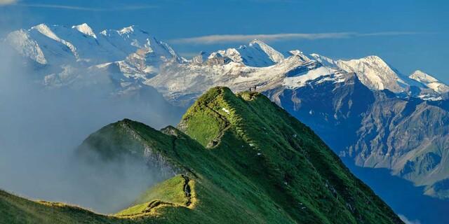August - Der Grat zwischen Augstmatthorn (2136 m) und Suggiture (2084 m) bietet ein umfassendes Panorama der Berner Alpen. Foto: Andreas Strauss