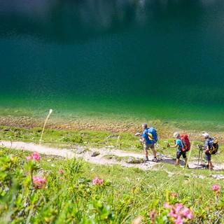 Totes Gebirge: An den Seen der Tauplitzalm entspannt sich die Seele nach dem aufwühlenden Karstwüsten-Erlebnis. Foto: Iris Kürschner